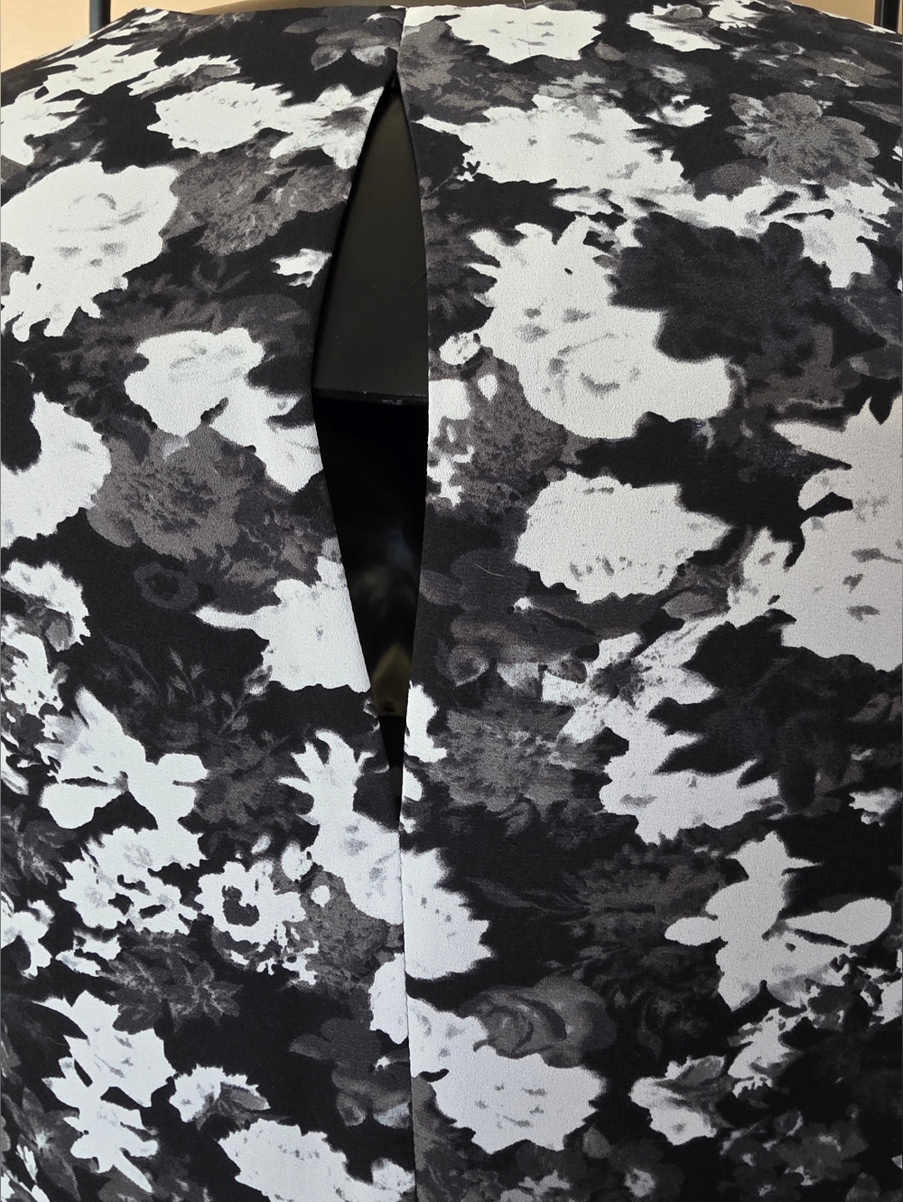 Dex Black & White Lightweight Floral Sleeveless V-Neck Top With Keyhole Back - Picture 7 of 13